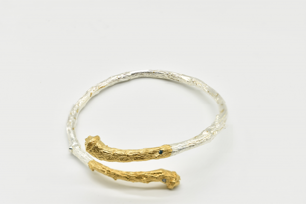 Plata, oro amarillo y diamante incrustado (400€)